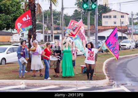 Goiânia, Goias, Brasile – 21 ottobre 2022: Molte persone in azione per strada con le bandiere rosse di Lula. Foto Stock