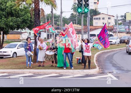 Goiânia, Goias, Brasile – 21 ottobre 2022: Molte persone in azione per strada con le bandiere rosse di Lula. Foto Stock