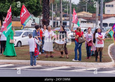 Goiânia, Goias, Brasile – 21 ottobre 2022: Molte persone in azione per strada con le bandiere rosse di Lula. Foto Stock