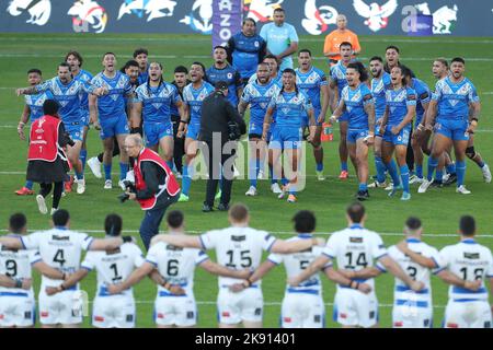 I giocatori di Samoa eseguono la danza Manu Siva Tau War durante la partita di Coppa del mondo di Rugby League 2021 Tra Samoa e Grecia all'Eco-Power Stadium di Doncaster domenica 23rd ottobre 2022. (Credit: Marco Fletcher | NOTIZIE MI ) Credit: NOTIZIE MI & Sport /Alamy Live News Foto Stock