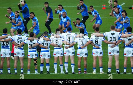 I giocatori di Samoa eseguono la danza Manu Siva Tau War durante la partita di Coppa del mondo di Rugby League 2021 Tra Samoa e Grecia all'Eco-Power Stadium di Doncaster domenica 23rd ottobre 2022. (Credit: Marco Fletcher | NOTIZIE MI ) Credit: NOTIZIE MI & Sport /Alamy Live News Foto Stock