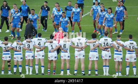 I giocatori di Samoa eseguono la danza Manu Siva Tau War durante la partita di Coppa del mondo di Rugby League 2021 Tra Samoa e Grecia all'Eco-Power Stadium di Doncaster domenica 23rd ottobre 2022. (Credit: Marco Fletcher | NOTIZIE MI ) Credit: NOTIZIE MI & Sport /Alamy Live News Foto Stock