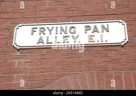 Segno di strada per friggere Pan Alley, Tower Hamlets, East End, Londra - la padella era l'emblema di ironmongers e braziers, e questo vicolo era so-c Foto Stock