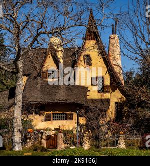 The Spadena House, conosciuta anche come The Witch's House, una casa di libri di storia a Beverly Hills, CA Foto Stock