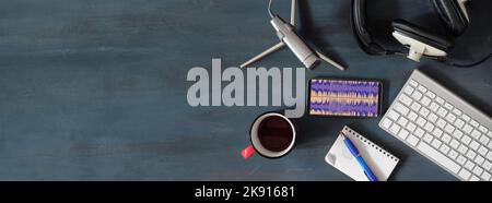 Concetto di musica o podcast con cuffie eleganti, microfono vintage, caffè e tastiera del computer su tavolo blu, vista dall'alto, piatto con spazio copia. Foto Stock