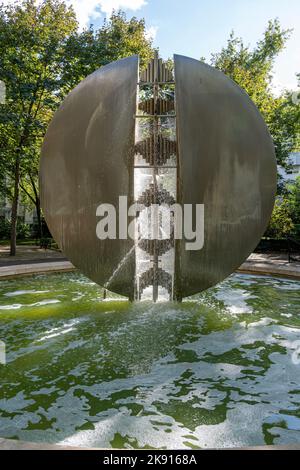 Piazza Marcel Mouloudji. Vista della Fontana Medicis con riflessi sull'acqua Foto Stock