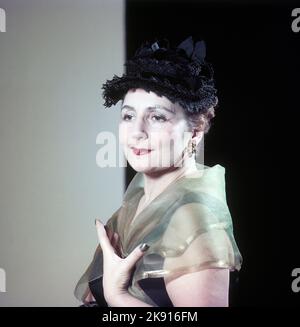 Negli anni '1950s. Ritratto di una donna che indossa un cappello alla moda e un make-up colorato. Svezia 1958 Ref CV83 Foto Stock