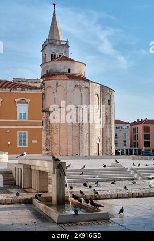 La chiesa medievale di San Donato nel centro storico di Zara, in Croazia, costruita sopra il Foro Romano incorporando l'architettura romana nelle sue fondamenta. Foto Stock