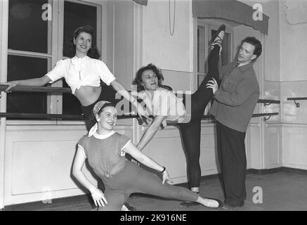 Balletto nel 1940s. Tre giovani ballerini stanno esercitando il loro balletto in uno studio di balletto. Molto probabilmente si stanno esercitando a far parte di un musical sul palco. Un uomo sta tenendo una gamba dei ballerini come se mostrasse come dovrebbe apparire. Svezia 1948. Kristoffersson rif AO22-2 Foto Stock