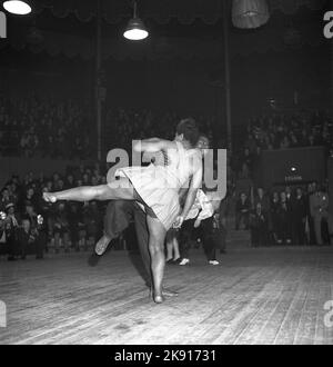 Ballo negli anni '1940s. Ballerini con spettacolo sulla pista da ballo in uno spettacolo dove si combinano danza e recitazione. In questo periodo negli anni '1940s la danza jitterbug era popolare. Svezia 1947. Kristoffersson rif Z41-8 Foto Stock
