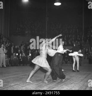 Ballo negli anni '1940s. Ballerini con spettacolo sulla pista da ballo in uno spettacolo dove si combinano danza e recitazione. In questo periodo negli anni '1940s la danza jitterbug era popolare. Svezia 1947. Kristoffersson rif Z41-6 Foto Stock