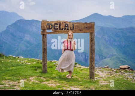 Regione Delaj. Donna turistica sullo sfondo del fiume Blu che scorre attraverso verde valle verso montagne lontane. Belle montagne del Montenegro e. Foto Stock