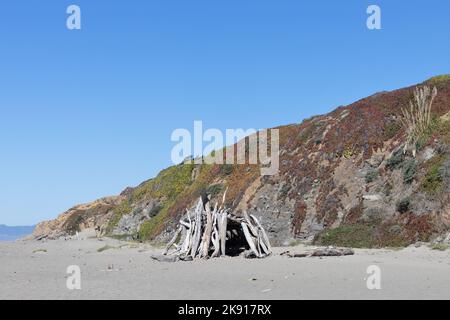Un rifugio fatto di drappo alla spiaggia di Salmon Creek sulla costa della contea di Sonoma in California. Foto Stock