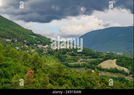 Borgo collinare nel paesaggio montano ad est di Spoleto in Umbria. Foto Stock