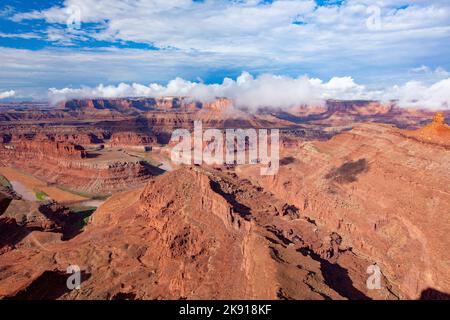 Il collo dell'oca del fiume Colorado e il Canyonlands National Park si affacciano sul Dead Horse Point state Park, Moab, Utah. La terra all'interno dell'Oca Nec Foto Stock