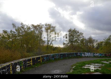 Berlino, Germania - 25 ottobre 2022 - eclissi solare parziale alla collina di Luebarser Hoehe in località Luebars, Reinickendorf, Berlino. (Foto di Markku Rainer Peltonen) Foto Stock