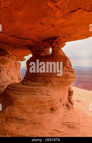 Un micro arco in arenaria di Kayenta sul bordo del canyon al Dead Horse Point state Park. Moab, Utah. Foto Stock