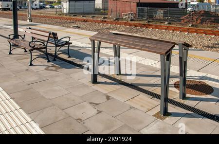 Panca di appoggio o supporto di appoggio o sbarra di appoggio (nessun nome stabilito ancora) - nuova sostituzione moderna della panca tradizionale e di una panca normale su una asta ferroviaria Foto Stock