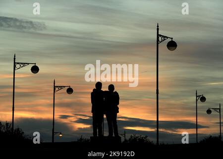 Una vista generale della statua di Brian Clough e Peter Taylor sul cielo davanti alla partita Sky Bet League One al Pride Park Stadium, Derby. Data immagine: Martedì 25 ottobre 2022. Foto Stock