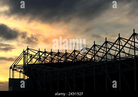 Una vista generale della silhouette dello stadio contro il cielo davanti alla partita Sky Bet League One al Pride Park Stadium, Derby. Data immagine: Martedì 25 ottobre 2022. Foto Stock