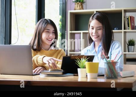 Un consulente di affari femminile descrive un programma di vendita per regolare le strategie di affari per i proprietari di affari delle donne. Foto Stock