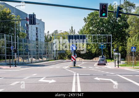 Strada verso il nulla a Cracovia Polonia. Raccordo con la nuova autostrada cittadina, Trasa Lagiewnicka, ha un assurdo incrocio con una strada che termina nella fitta foresta, Foto Stock