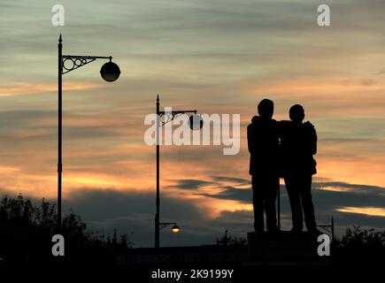 Una vista generale della statua di Brian Clough e Peter Taylor sul cielo davanti alla partita Sky Bet League One al Pride Park Stadium, Derby. Data immagine: Martedì 25 ottobre 2022. Foto Stock