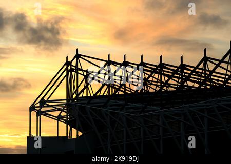 Una vista generale della silhouette dello stadio contro il cielo davanti alla partita Sky Bet League One al Pride Park Stadium, Derby. Data immagine: Martedì 25 ottobre 2022. Foto Stock