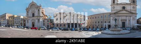 L'Aquila, Italia - 07-07-2022: Vista grandangolare della bellissima Piazza Duomo dell'Aquila con edifici storici e chiese Foto Stock