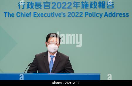 L'Amministratore Delegato John Lee Ka-chiu partecipa a un programma di radiotelefonia congiunto su 'The Chief Executive's 2022 Policy Address' presso l'Ufficio Centrale del Governo di Tamar.20OCT22 SCMP/Yik Yeung-man Foto Stock