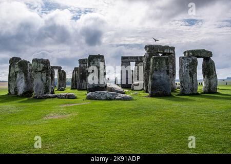 Un bellissimo paesaggio dell'antica Stonehenge in una giornata nuvolosa Foto Stock