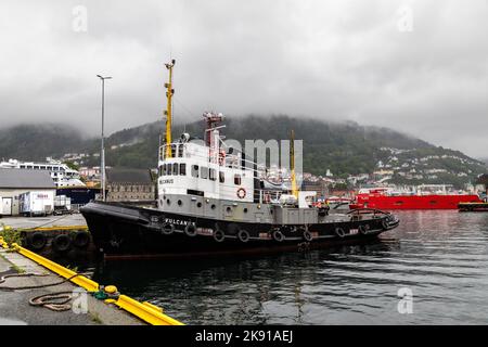 Il vecchio rimorchiatore Vulcanus (costruito nel 1959) ormeggiato a Tollboden, nel porto di Bergen, Norvegia. Foto Stock