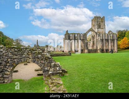 Fountains Abbey, vicino a Ripon, North Yorkshire, Inghilterra, Regno Unito Foto Stock