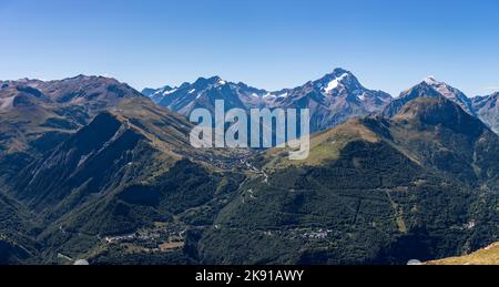 Vista panoramica del Mont de Lans e Les Deux Alpes in estate, una destinazione di viaggio, Alpi francesi, Francia Foto Stock