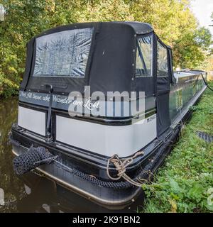 La nave da crociera Northern Buoy si è legata vicino a Gargrave sul canale di Leeds e Liverpool. Sul retro c'è la dicitura "non tutti coloro che vagano sono persi”. Foto Stock