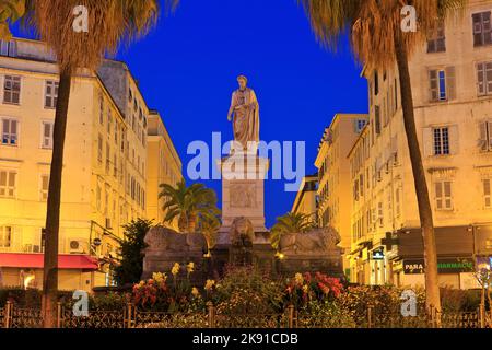 Monumento a Napoleone Bonaparte, primo console della Repubblica dal 1799-1804, vestito in toga romana, ad Ajaccio (Corse-du-Sud), Francia Foto Stock