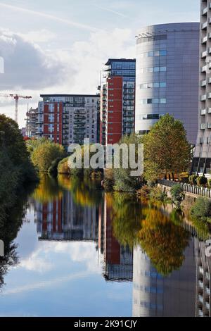 Una vista lungo il fiume Aire nel centro di Leeds che guarda verso gli uffici e gli edifici di appartamenti di Whitehall Foto Stock