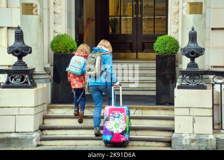 Glasgow, Scozia, Regno Unito 25th ottobre 2022. UK Weather: Un caldo giorno di autunno opaco ha visto la gente prendere per le strade tra la sensazione di depressione prevalente nel paese. Credit Gerard Ferry/Alamy Live News Foto Stock