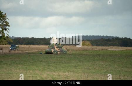 Decoy gonfiabile 2K22 Tunguska piattaforma semovente anti-aereo pronta per l'impegno virtuale da parte di un aereo su un esercizio militare Foto Stock