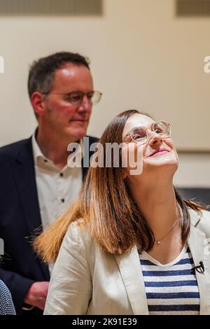 Magonza, Germania. 25th Ott 2022. Mareike von Jungenfeld (SPD), candidato al sindaco di Magonza, si trova di fronte ai giornalisti. Michael Ebling (SPD), ex sindaco di Magonza e ministro dell'interno della Renania-Palatinato dall'ottobre 2022, è alle sue spalle. Il DOCUP di Magonza ha presentato ufficialmente il suo candidato alle elezioni comunali (feb 12, 2023) in una conferenza stampa. Jungenfeld deve ancora essere eletto dai membri del DOCUP. Credit: Andreas Arnold/dpa/Alamy Live News Foto Stock