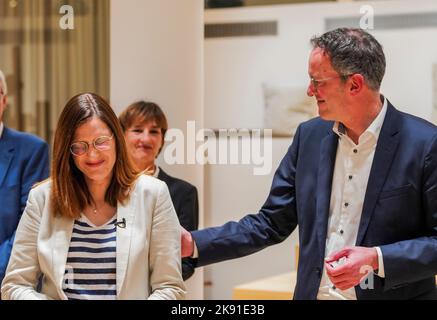 Magonza, Germania. 25th Ott 2022. Mareike von Jungenfeld (SPD), candidato al sindaco di Magonza, si trova di fronte ai giornalisti. Michael Ebling (SPD), ex sindaco di Magonza e ministro dell'interno della Renania-Palatinato dall'ottobre 2022, è alle sue spalle. Il DOCUP di Magonza ha presentato ufficialmente il suo candidato alle elezioni comunali (feb 12, 2023) in una conferenza stampa. Jungenfeld deve ancora essere eletto dai membri del DOCUP. Credit: Andreas Arnold/dpa/Alamy Live News Foto Stock