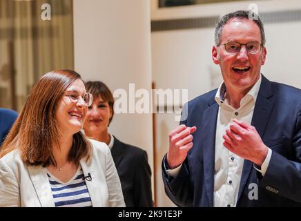 Magonza, Germania. 25th Ott 2022. Mareike von Jungenfeld (SPD), candidato al sindaco di Magonza, si trova di fronte ai giornalisti. Michael Ebling (SPD), ex sindaco di Magonza e ministro dell'interno della Renania-Palatinato dall'ottobre 2022, è alle sue spalle. Il DOCUP di Magonza ha presentato ufficialmente il suo candidato alle elezioni comunali (feb 12, 2023) in una conferenza stampa. Jungenfeld deve ancora essere eletto dai membri del DOCUP. Credit: Andreas Arnold/dpa/Alamy Live News Foto Stock