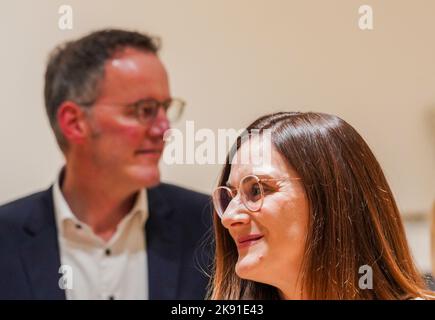 Magonza, Germania. 25th Ott 2022. Mareike von Jungenfeld (SPD), candidato al sindaco di Magonza, si trova di fronte ai giornalisti. Michael Ebling (SPD), ex sindaco di Magonza e ministro dell'interno della Renania-Palatinato dall'ottobre 2022, è alle sue spalle. Il DOCUP di Magonza ha presentato ufficialmente il suo candidato alle elezioni comunali (feb 12, 2023) in una conferenza stampa. Jungenfeld deve ancora essere eletto dai membri del DOCUP. Credit: Andreas Arnold/dpa/Alamy Live News Foto Stock