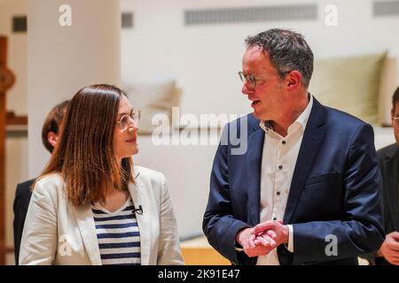 Magonza, Germania. 25th Ott 2022. Mareike von Jungenfeld (SPD), candidato al sindaco di Magonza, si trova di fronte ai giornalisti. Michael Ebling (SPD), ex sindaco di Magonza e ministro dell'interno della Renania-Palatinato dall'ottobre 2022, è alle sue spalle. Il DOCUP di Magonza ha presentato ufficialmente il suo candidato alle elezioni comunali (feb 12, 2023) in una conferenza stampa. Jungenfeld deve ancora essere eletto dai membri del DOCUP. Credit: Andreas Arnold/dpa/Alamy Live News Foto Stock