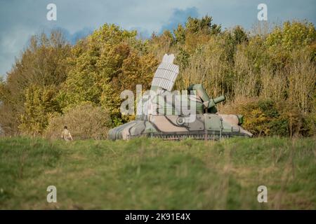 Decoy gonfiabile 2K22 Tunguska piattaforma semovente anti-aereo pronta per l'impegno virtuale da parte di un aereo su un esercizio militare Foto Stock