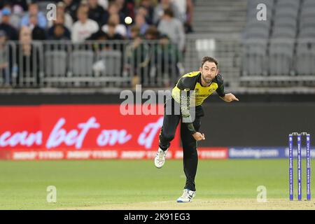 Optus Stadium, Perth, Austrailla. 25th Ott 2022. T20 International cricket Australia vs Sri Lanka: Glenn Maxwell of Australia Bowls Credit: Action Plus Sports/Alamy Live News Foto Stock