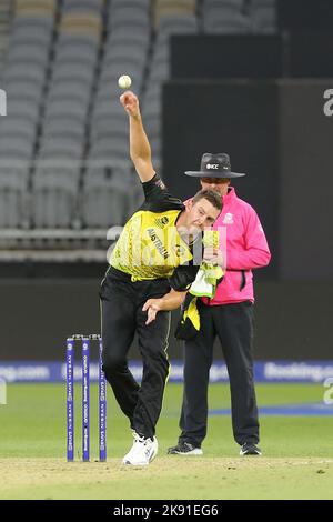 Optus Stadium, Perth, Austrailla. 25th Ott 2022. T20 International cricket Australia vs Sri Lanka: Josh Hazelwood Bowls Credit: Action Plus Sports/Alamy Live News Foto Stock