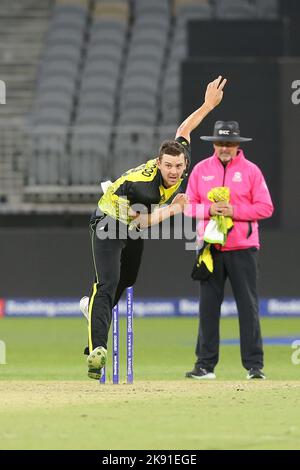 Optus Stadium, Perth, Austrailla. 25th Ott 2022. T20 International cricket Australia vs Sri Lanka: Josh Hazelwood Bowls Credit: Action Plus Sports/Alamy Live News Foto Stock