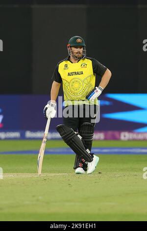 Optus Stadium, Perth, Austrailla. 25th Ott 2022. T20 cricket internazionale Australia contro Sri Lanka: Aaron Finch of Australia Credit: Action Plus Sports/Alamy Live News Foto Stock