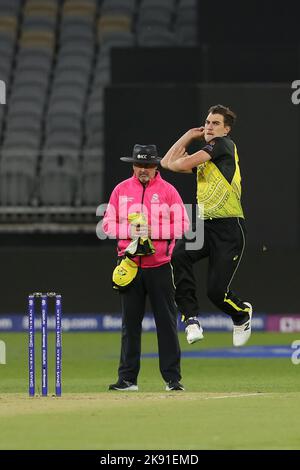 Optus Stadium, Perth, Austrailla. 25th Ott 2022. T20 International cricket Australia versus Sri Lanka: Pat Cummings of Australia Bowls Credit: Action Plus Sports/Alamy Live News Foto Stock